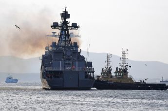 Большой противолодочный корабль (БПК) "Адмирал Пантелеев" во время швартовки
