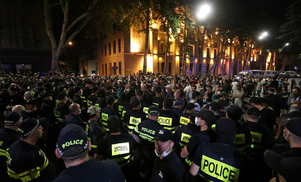 Митинг в поддержку пострадавших во время акций протеста против проведения марша ЛГБТ  в Тбилиси, Грузия 6 июля 2021