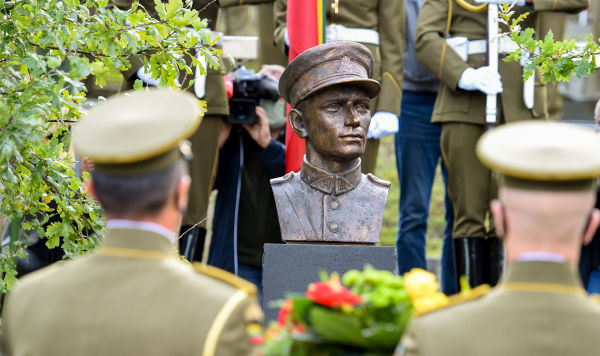 Открытие памятника командиру "лесных братьев" Адольфасу Раманаускасу (Ванагасу) на Антакальнисском кладбище в Вильнюсе