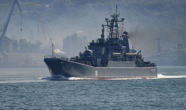 Большой десантный корабль "Цезарь Куников" на военно-морском параде в честь Дня ВМФ в Севастополе