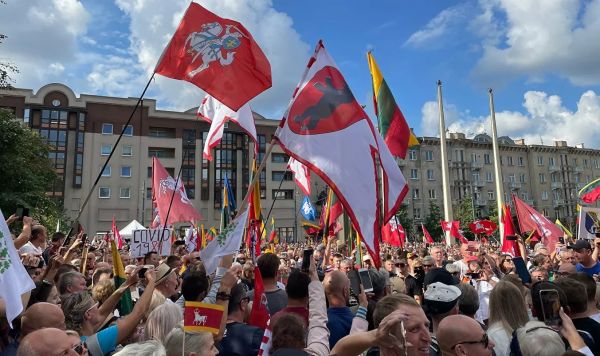 Акция протеста против новых ограничений из-за COVID-19 у здания Сейма Литвы, Вильнюс, 10 августа 2021