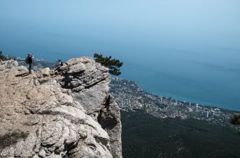 Отдыхающие фотографируются на вершине горы Ай-Петри в Крыму