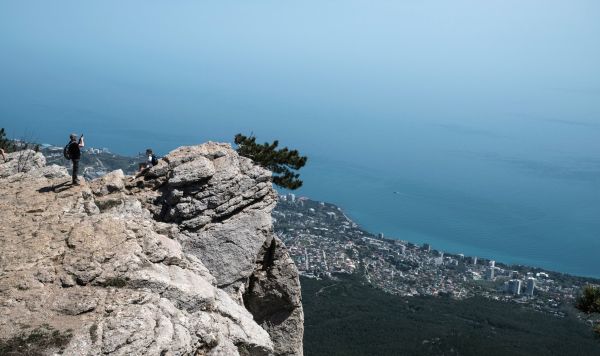 Отдыхающие фотографируются на вершине горы Ай-Петри в Крыму