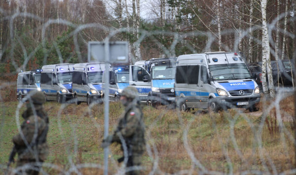 Автомобили польской полиции на границе Белоруссии и Польши