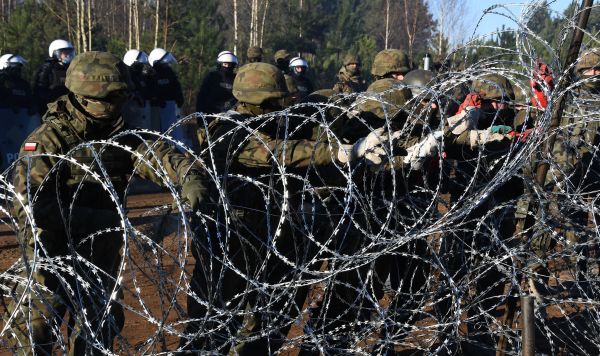 Польские военнослужащие устанавливают забор из колючей проволоки на польско-белорусской границе