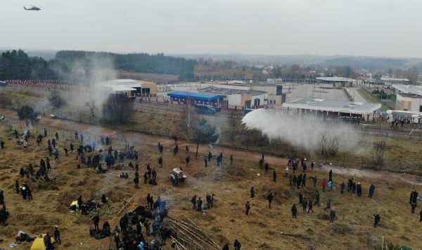 Польские полицейские применяют против мигрантов водяные пушки, граница Белоруссии и Польши, 16 ноября 2021 года