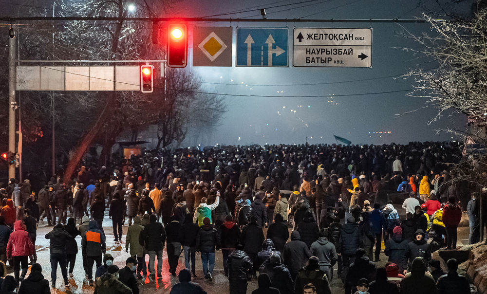 Протестующие перекрыли дорогу в Алма-Ате, Казахстан, 4 января 2022 года