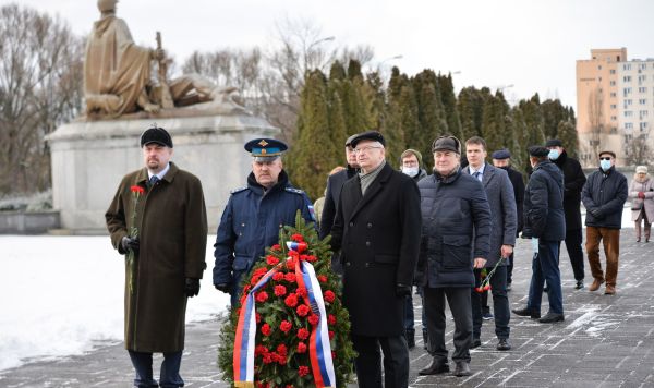 Посол РФ в Польше Сергей Андреев (в первом ряду справа) на церемонии возложения венков и цветов на мемориальном кладбище-мавзолее советских воинов в Варшаве в 77-ю годовщину освобождения города от немецко-фашистских захватчиков, 17 января 2022 года