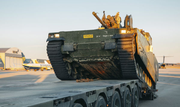 Норвежские военные машины съезжают с прицепов после прибытия в аэропорт Каунаса, Литва, 27 февраля 2022