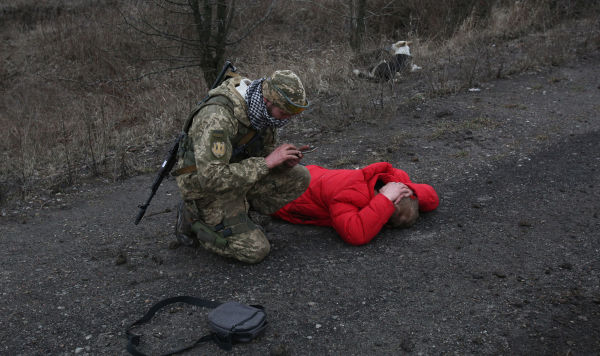 Украинский военнослужащий проверяет человека