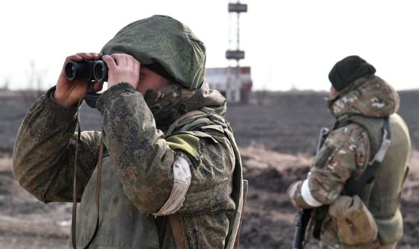 Бойцы Народной милиции ДНР на территории освобожденного аэропорта Мариуполя