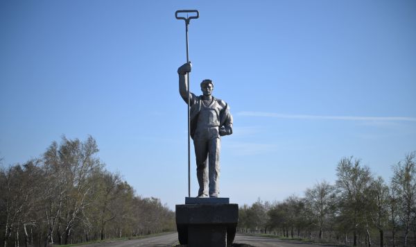 Памятник сталевару в Мариуполе