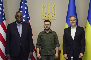 Министр обороны США Ллойд Остин, президент Украины Владимир Зеленский и Госсекретарь США Энтони Блинкен