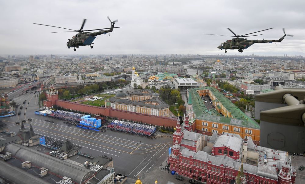 Многоцелевые вертолеты Ми-8 во время воздушной части парада в честь 76-й годовщины Победы в Великой Отечественной войне в Москве, 9 мая 2021