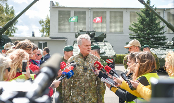 Президент Литвы Гитанас Науседа встретился с войсками батальона войск Литвы и НАТО, 17 сентября 2019