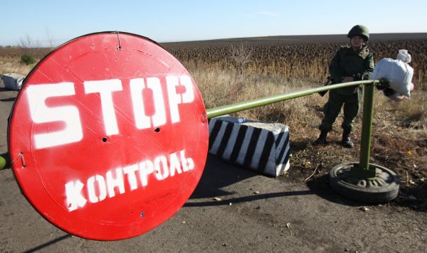 Пропускной пункт в селе Петровское в Донецкой области