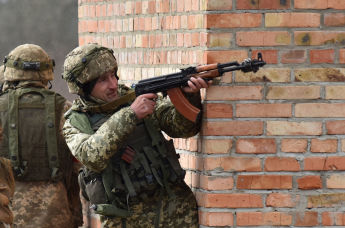 Участники военных учений на полигоне Яворовский во Львовской области.