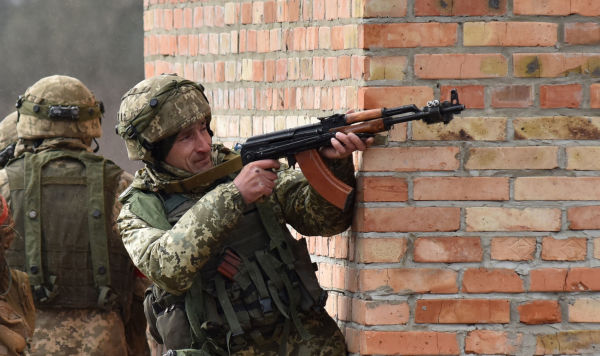 Участники военных учений на полигоне Яворовский во Львовской области.