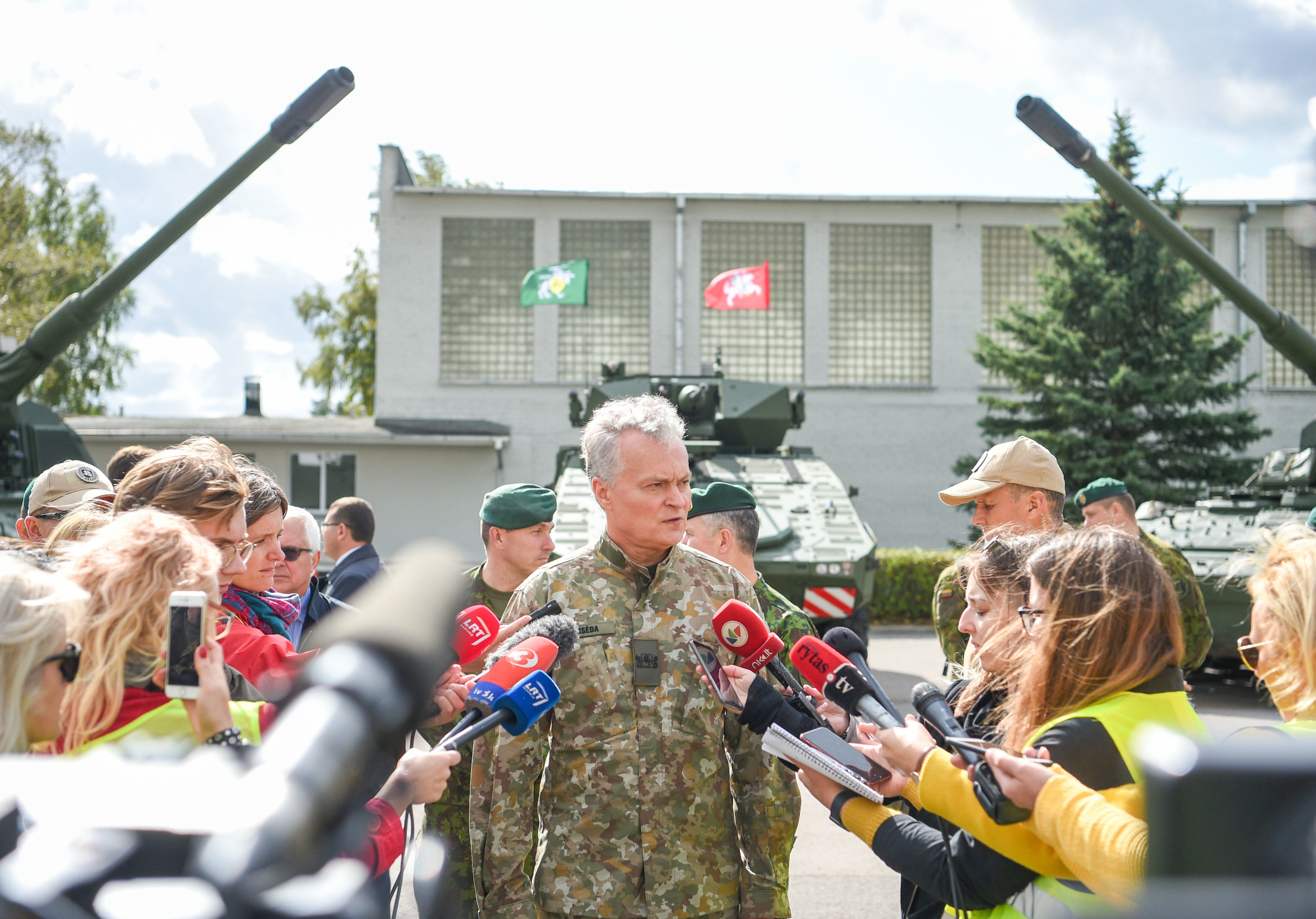 Президент Литвы Гитанас Науседа встретился с войсками батальона войск Литвы и НАТО, 17 сентября 2019