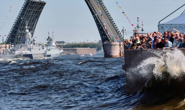 Зрители во время репетиции парада в честь Дня ВМФ России в Санкт-Петербурге.