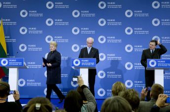 Президент Литвы Даля Грибаускайте, президент Европейского совета Херман ван Ромпей и президент Европейской комиссии Жозе Мануэль Баррозу (слева направо) на пресс-конференции саммита Восточного партнерства в Вильнюсе, 29 ноября 2013 года