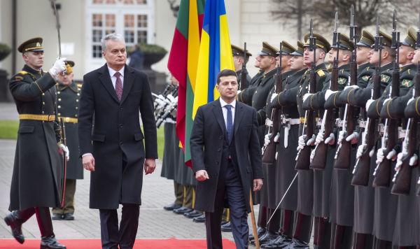 Президент Литвы Гитанас Науседа и президент Украины Владимир Зеленский перед встречей  в Вильнюсе, 27 ноября 2019