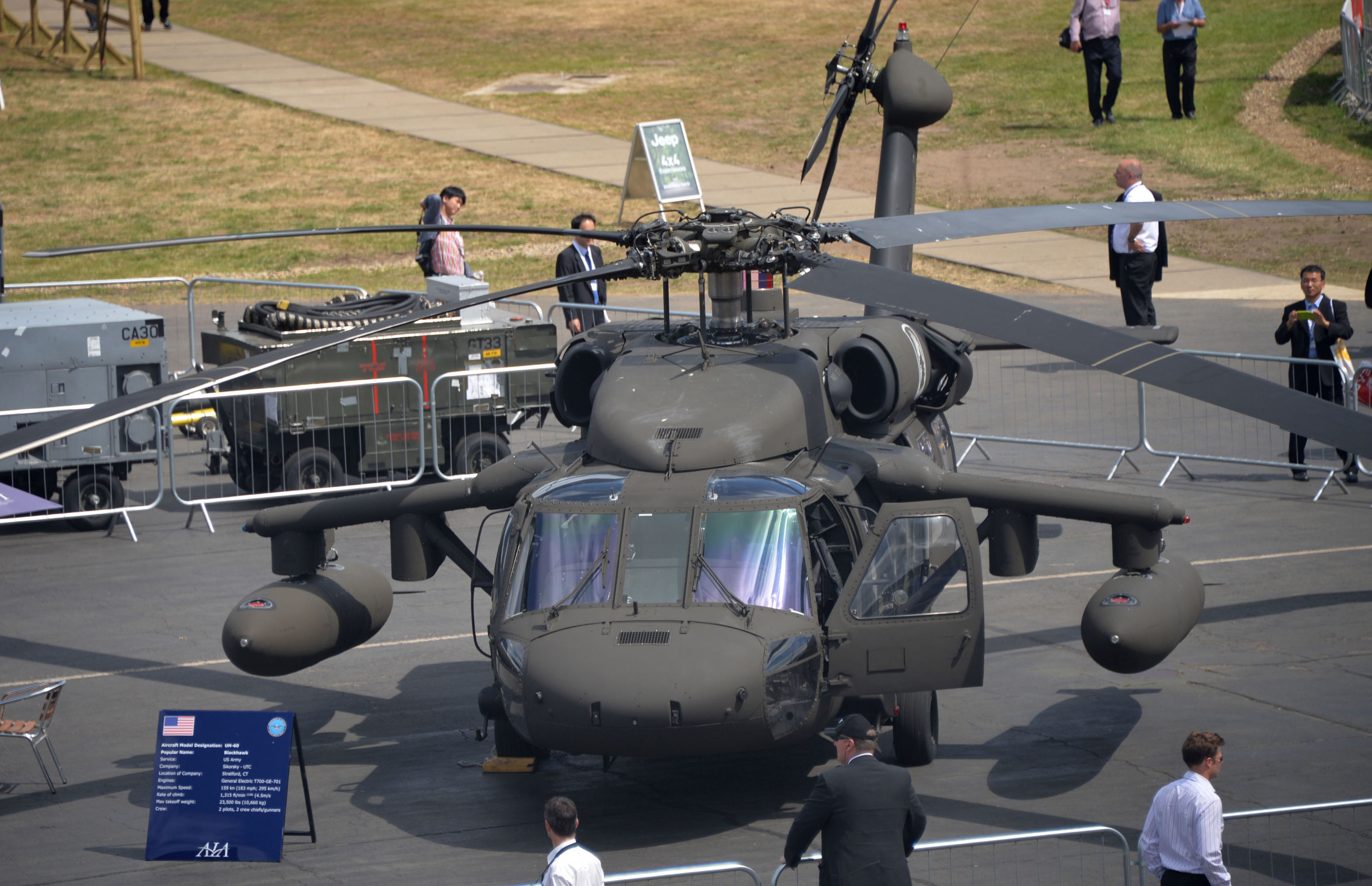 Американский многоцелевой вертолет Сикорский UH-60 "Блэк Хок" на Международном авиационно-космическом салоне "Фарнборо-2014".