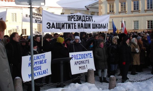 Пикет в защиту школ нацменьшинств Литвы 