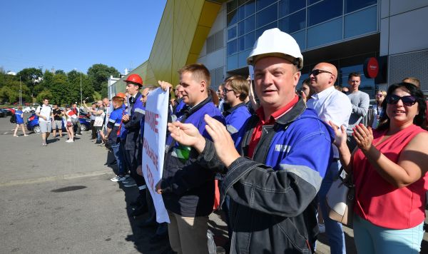 Участники митинга возле Минского завода колёсных тягачей