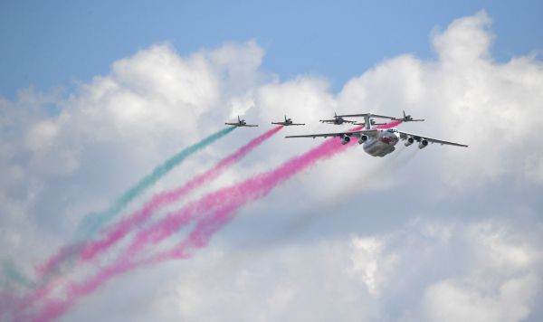 Тяжелый транспортный самолет Ил-76 во время воздушного парада в Минске в честь 75-летия Победы