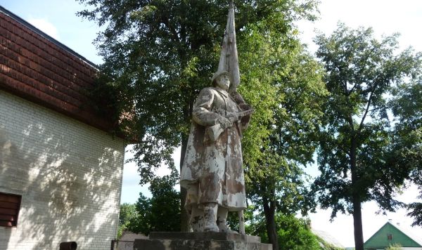 Оскверненный памятник красноармейцам в городе Жежмаряй