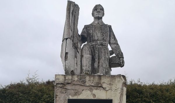 Памятник советским воинам в городе Обеляй