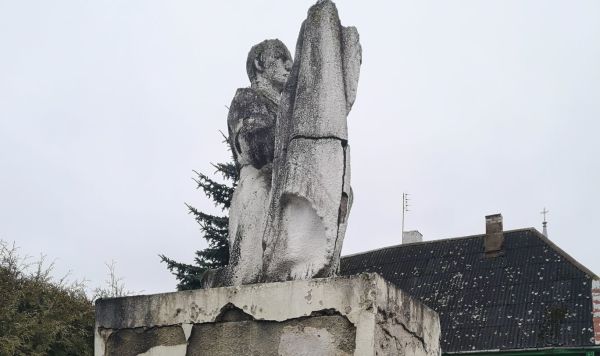 Памятник советским воинам в городе Обеляй