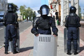 Сотрудники правоохранительных органов перед началом несанкционированной акции оппозиции в Минске