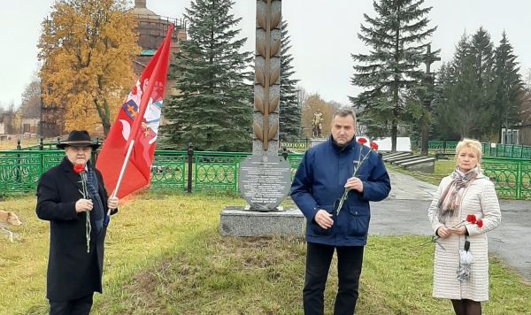 Глава  Столбецкого сельского поселения Орловской области Ирина Андреева, литовские антифашисты Гедрюс Грабаускас (в центре) и Донатас Шульцас почтили память воинов 16-ой Литовской дивизии на кладбище Алексеевки, 2 ноября 2020 года, Орловская область