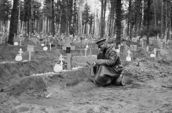 Солдат у могилы на братском кладбище во время Первой мировой войны, 1916 год