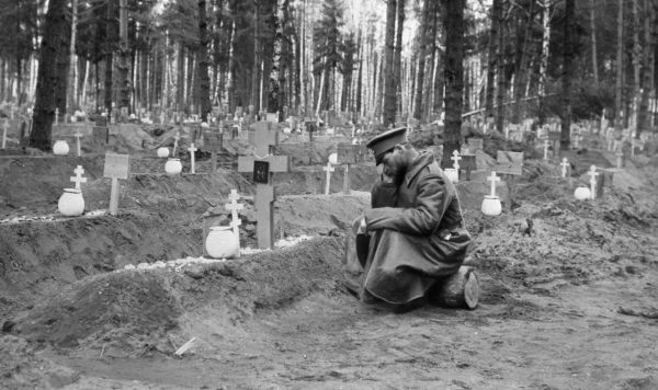 Солдат у могилы на братском кладбище во время Первой мировой войны, 1916 год