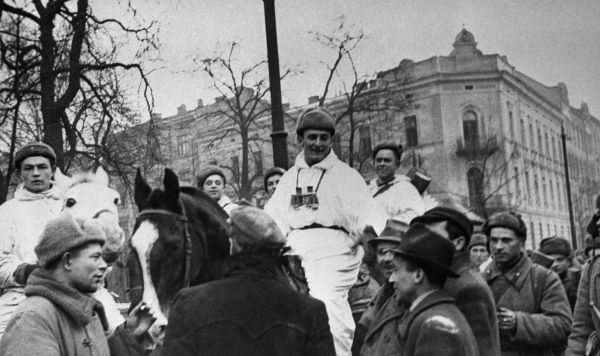 Жители освобожденного Кракова приветствуют советских солдат. Висло-Одерская операция, 12 января – 3 февраля 1945 года