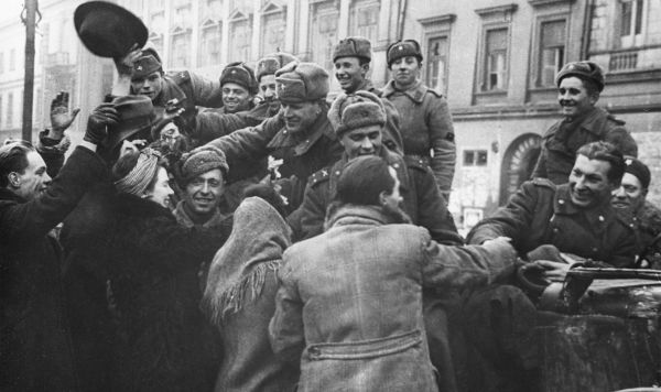 Жители освобожденного Кракова приветствуют бойцов Советской Армии, 1945 год