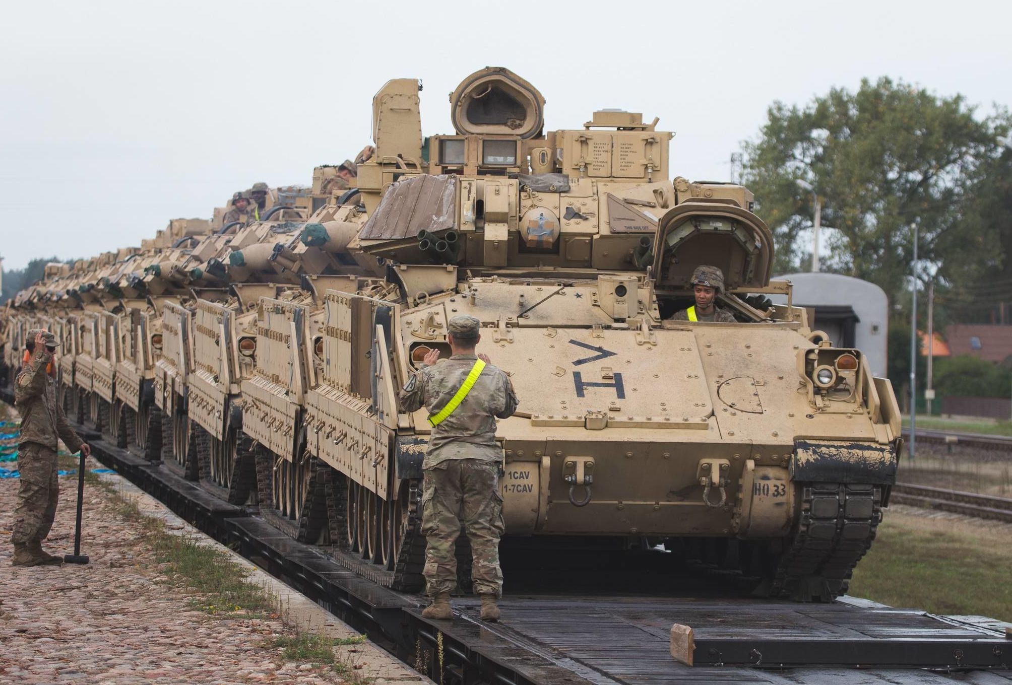 Тяжелая военная техника США в Пабраде 