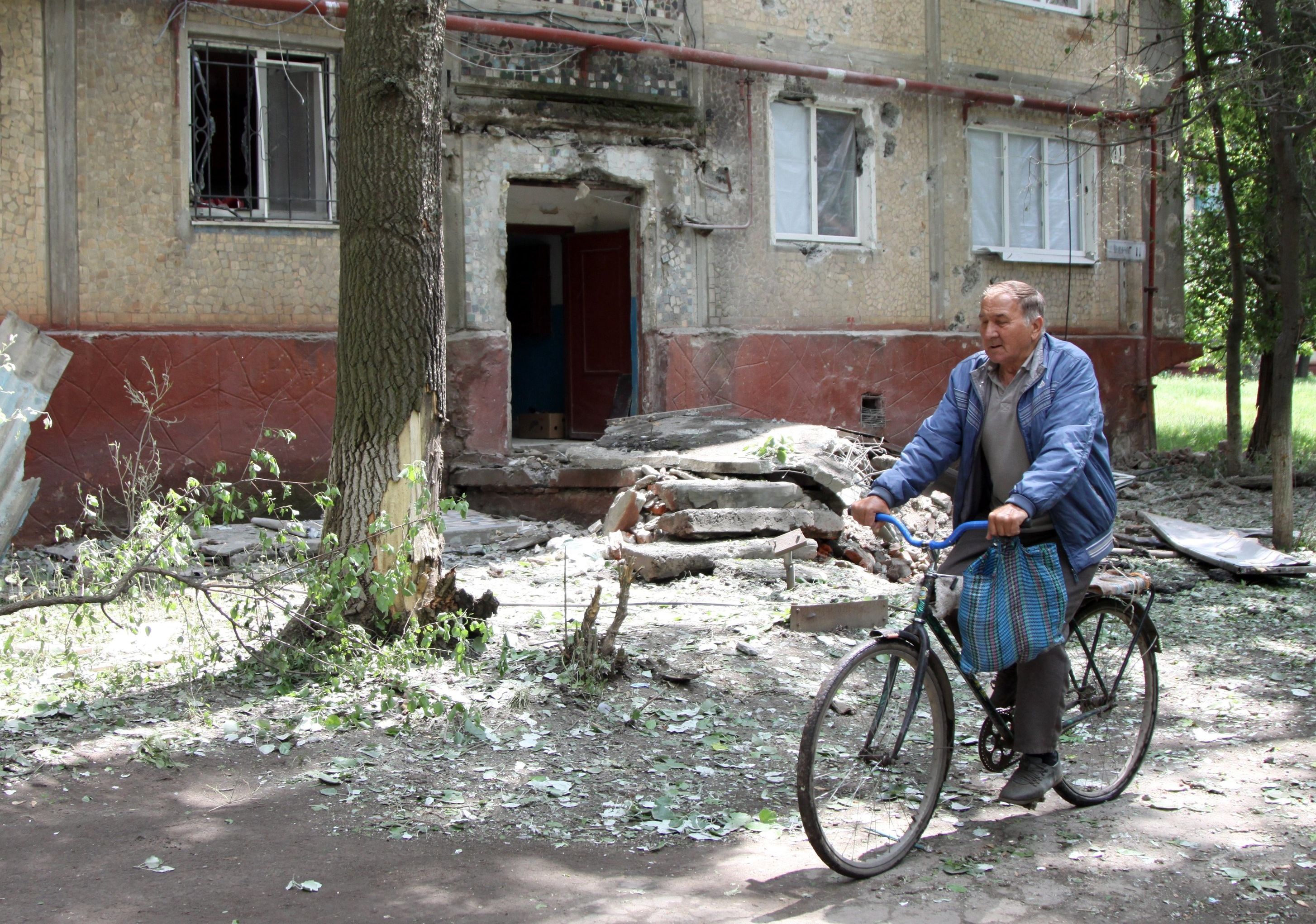 Последствия обстрелов населенных пунктов в Донбассе украинскими силовиками