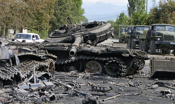 Сгоревшая военная техника на улицах Цхинвали, 14 августа 2008