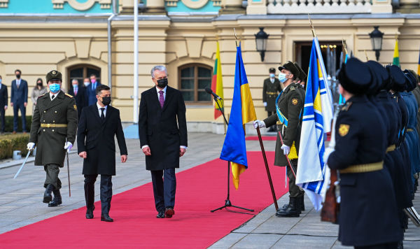 Президент Литвы Гитанас Науседа (справа) на встрече с президентом Украины Владимиром Зеленским в Киеве, 18 марта 2021