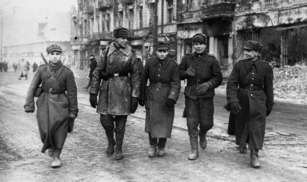 Солдаты Красной Армии и Войска Польского на улицах города, Варшавско-Познанская наступательная операция, 14-17 января 1945 года Солдаты Красной Армии и Войска Польского на улицах города, Варшавско-Познанская наступательная операция, 14-17 января 1945 года