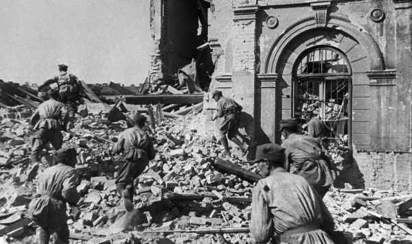 Бойцы польской пехоты во время боя в предместье Варшавы, 1945 Бойцы польской пехоты во время боя в предместье Варшавы, 1945