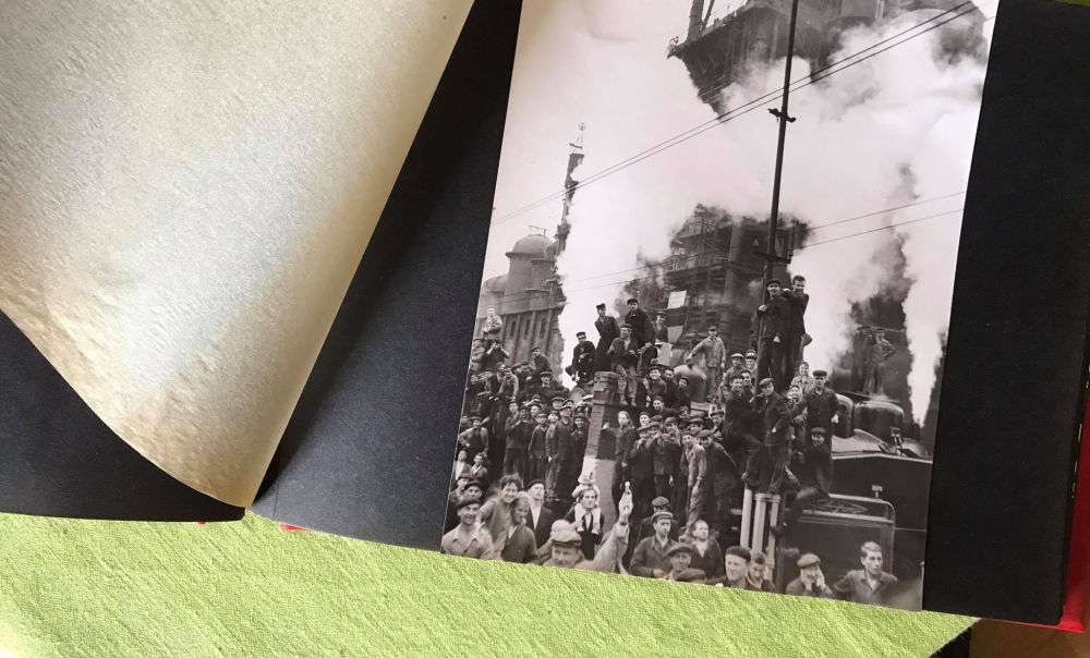 Люди в ожидании приезда Юрия Гагарина, 12 апреля 1961 года, коллекционный альбом с фотографиями