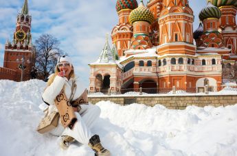 Девушка фотографируется возле храма Василия Блаженного в Москве.