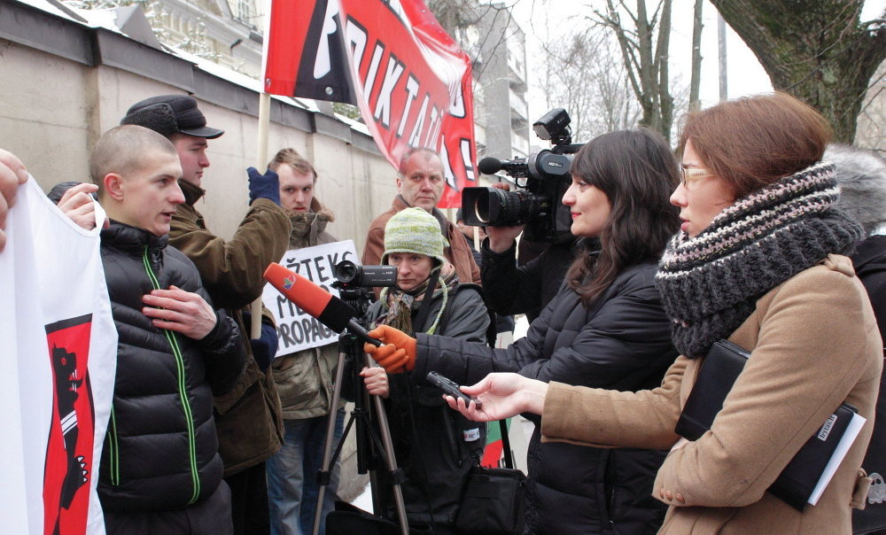 митинг посольство. митинг посольство. пикет лдпр. митинг у посольства. посольство россии в сша митинг.