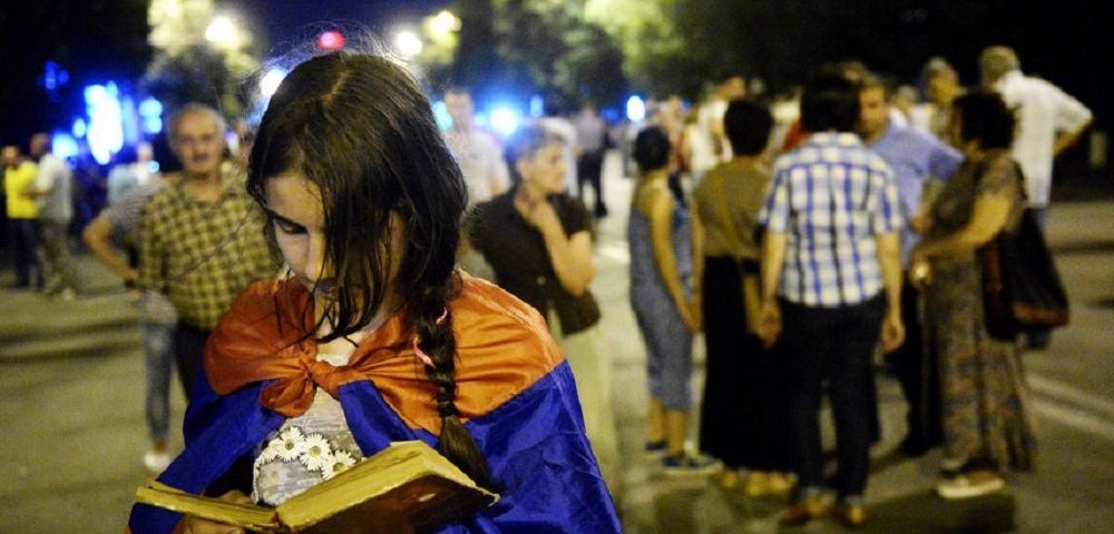 Протестующие против роста энерготарифов в центре Еревана