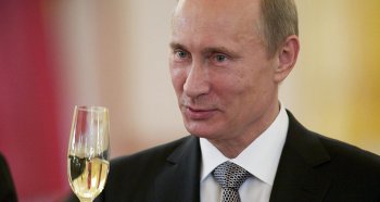 Владимир Путин с бокалом шампанского